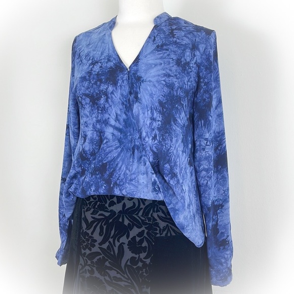 💕Beautiful Blue Tie Die High Low Faux Wrap Blouse💕 - Picture 5 of 16
